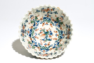 Un bol polylob&eacute; en fa&iuml;ence de Delft en palette cachemire, vers 1700